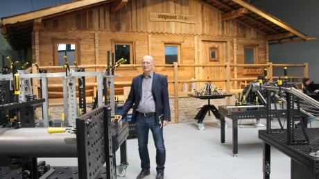 Firmenchef und -gründer Bernd Siegmund entwickelt und produziert Schweißtische. In der Ausstellungshalle steht auch eine Alm aus Altholz für Kundengespräche.