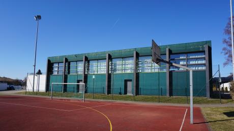 Die Renovierung der Turnhalle ist eines der kostspieligsten Projekte, die die Gemeinde Mertingen heuer angehen will. Im Haushalt sind dafür 361.000 Euro eingestellt.