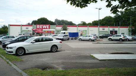 Der alte Rewe-Markt an der Ecke Wittelsbacher Weg und Schrobenhausener Straße in Aichach wurde unabhängig vom Raubüberfall abgerissen und durch einen Neubau ersetzt. 