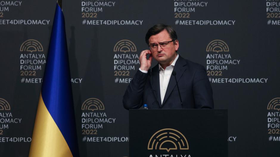 Der ukrainische Außenminister Dmytro Kuleba stellt sich den Fragen der Presse.