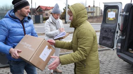 Der Großaitinger Arzt, Karl Golczyk, ist mit einem Hilfstransport nach Warschau gefahren und hat die Kisten an eine Helferin übergeben. 