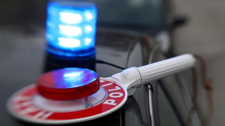 Einer Zivilstreife der Polizei fällt in Zusmarshausen die flotte Fahrweise einer 19-Jährigen auf. 