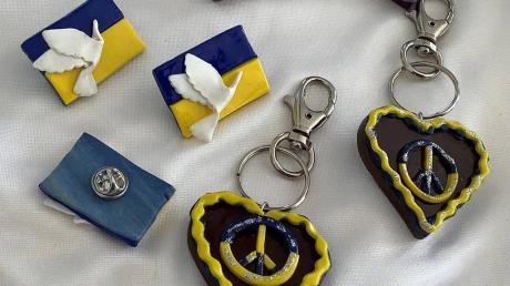 Ihre Herzen hält Cornelia Kauffmann in den Farben der ukrainischen Flagge und versieht sie mit Friedenstauben und Peace-Zeichen.