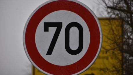 Tempo 70 gilt auf einem Abschnitt der Kreisstraße bei Fünfstetten in Fahrtrichtung Sulzdorf. Daran halten sich viele Verkehrsteilnehmerinnen und -teilnehmer nicht.