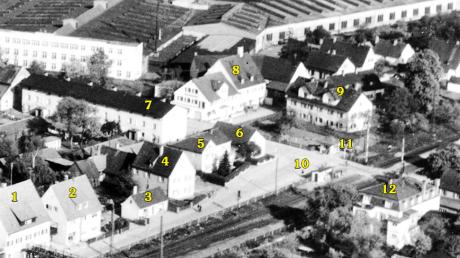 Diese Luftaufnahme zeigt das Zentrum von Asbach-Bäumenheim im Jahr 1956. Nummeriert sind folgende Gebäude von damals: 1 Gubi-Laden Schwendemann, 2 Oberfrank, 3 Sigelladen, 4 Metzgerei Müller (damals Korb), 5 Bauerhaus, 6 Reichelgeschäft, 7 Arbeiterhaus, 8 Bäckerei Oberfrank, 9 Mädchenheim, 10 Scharfes Eck, 11 Kiosk Walterham, 12 Kinderbewahranstalt der Firma Droßbach. Im Hintergrund: die Firma Dechentreiter.
