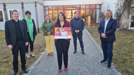 Ekin Deligöz präsentiert die Werbekampagne für den Umzug der Berufsfachschule für Pflege von Ursberg nach Krumbach.