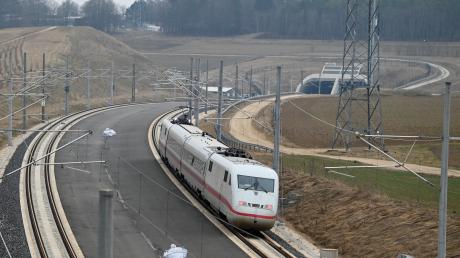 Auf der Neubaustrecke zwischen Ulm und Wendlingen sind ICE-Züge unterwegs.