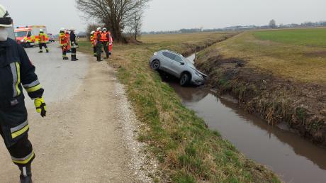 Mit ihrem Auto ist eine Frau in einem Gewässergraben bei Burgheim geelandet.