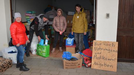 Beim Verpacken von Hilfsgütern: (von links) Natalija Butliar-Miller, Michael Miller sowie die ukrainischen Flüchtlinge Roman und Vaselina.
