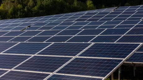 Einen Solarpark möchte ein örtlicher Investor nahe Rögling auf einer Fläche von knapp 2,2 Hektar errichten.