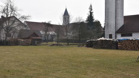 Was soll mit dieser Fläche am Feuerwehrhaus in Huisheim werden? Diese Frage stellt sich der Gemeinderat.