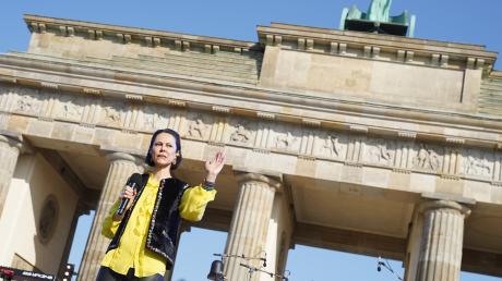 Natalia Klitschko, Ehefrau des Kiewer Bürgermeisters V. Klitschko, steht bei der Solidaritätskundgebung "Sound of Peace" vor dem Brandenburger Tor auf der Bühne. Dort treten zahlreiche bekannte Künstler auf und demonstrieren ihre Unterstützung für die von Russland angegriffene Ukraine.