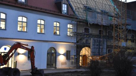 Das Strauß-Haus (links) in Kaisheim ist bereits weitgend fertig und wird von der Verwaltung genutzt, am eigentlichen Rathaus (rechts) laufen die Sanierungsarbeiten noch.