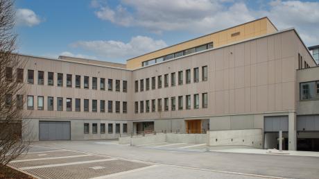 Drei Geschosse, Tiefgarage und barrierefreier Zugang - der neue Anbau am Landratsamt Augsburg.