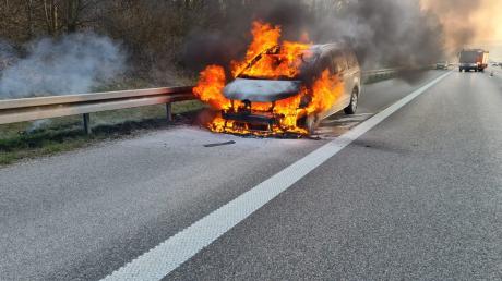 Ein Auto ist am Freitagabend auf der Autobahn A7 bei Altenstadt ausgebrannt.