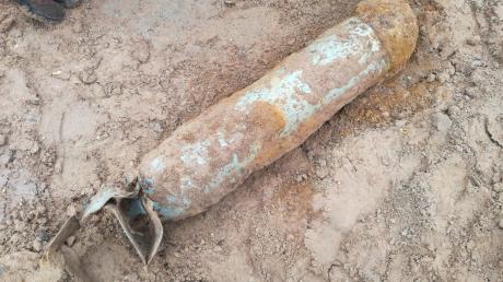 Eine Phosphorbombe im Erdreich. In Ettringen wurden zwei dieser Waffen gefunden. 