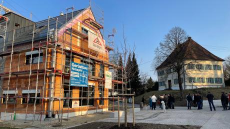 Das Geschäfts- und Wohngebäude der Schreinerei Liepert entsteht nach den Plänen von Wolfgang Meitinger am neu gestalteten Dorfplatz in unmittelbarer Nachbarschaft zur Kirche St. Georg und zum alten Pfarrhof.