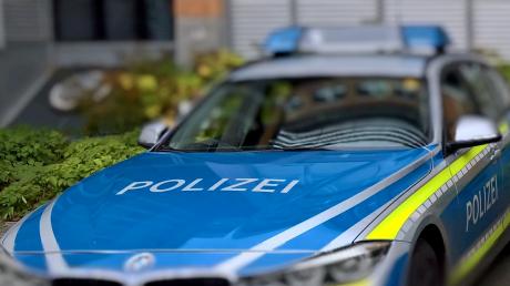 Die Polizei sucht einen flüchtigen Unfallfahrer in Großaitingen. 