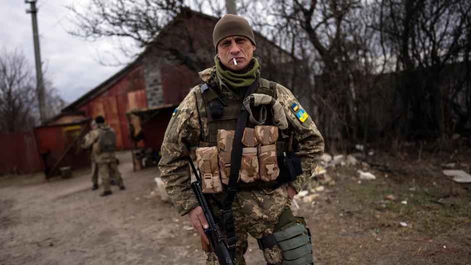 Ukraine-Krieg - Kiew Ein Soldat raucht eine Zigarette in der Nähe der Frontlinie in Browary, am Rande von Kiew. Der Vormarsch der russischen Truppen auf die Hauptstadt scheint gestoppt zu sein.