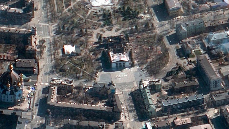 Eine Stadt als Symbol des russischen Angriffskrieges: Dieses  Satellitenbild zeigt die Folgen des Luftangriffs auf das Theater von Mariupol und dessen Umgebung.
