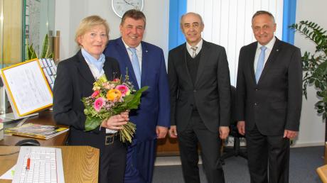 Raiba
Johanna Beck geht in den Ruhestand. Verabschiedet wurde die langjährige Leiterin der Raiffeisenbank in Eurasburg von Günther Hahn, Peter Burnhauser und Arnulf Ringler.