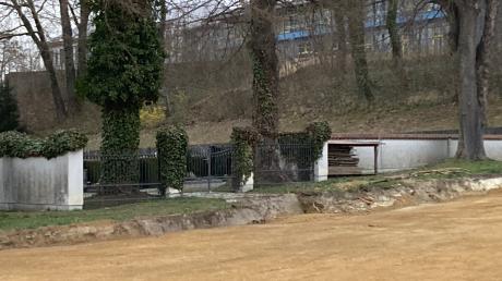 Über den neuen Parkplatz sollen bald auch größere Fahrzeuge auf das Friedhofsgelände in Biberbach fahren können.