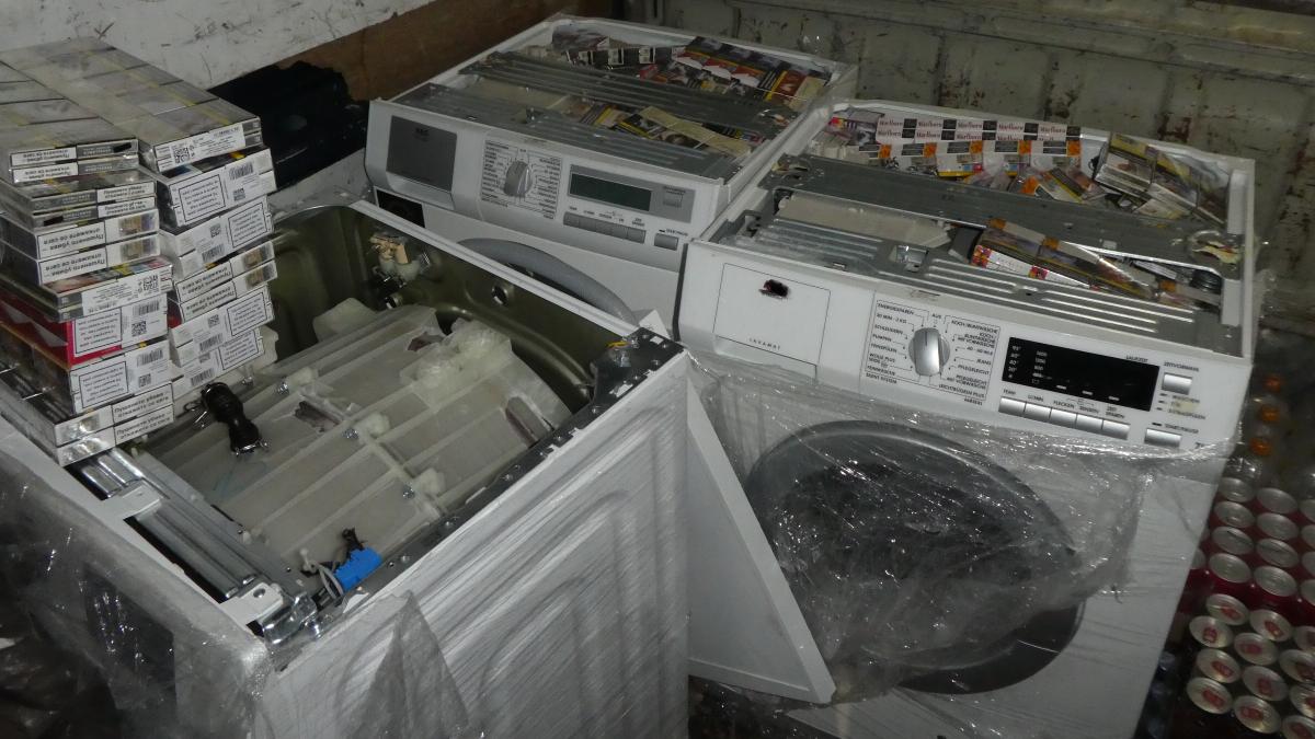 #Gruibingen: Zoll-Kontrolle auf A8: 43.000 Zigaretten in Waschmaschinen geschmuggelt