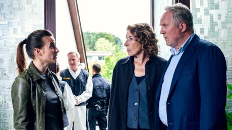 Meret Schande (Christina Scherrer), Bibi Fellner (Adele Neuhauser), Moritz Eisner (Harald Krassnitzer): Szene aus dem Tatort heute aus Wien ("Alles was Recht ist").