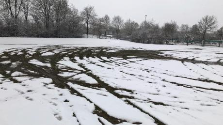 Ein bislang Unbekannter hat den frischen Schnee auf einem Fußballfeld in Meitingen wohl zum Driften genutzt. Die Folge: Trainings der Jugend müssen ausfallen.

