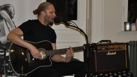 Nur eine Gitarre, seine Songs und Gedichte – mehr braucht Colbinger nicht, um die Gäste im Tapfheimer Café Bruno für sich einzunehmen. 