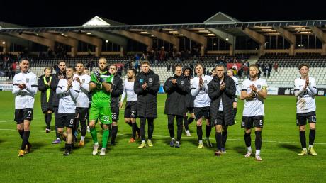 Zusammen mit ihren Fans feierten die Kicker des SSV Ulm 1846 Fußball den 1:0-Sieg gegen den Bahlinger SC.