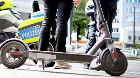 Ohne Versicherungskennzeichen an seinem E-Roller ist ein 17-Jähriger am Mittwoch in Horgau von der Polizei erwischt worden. 