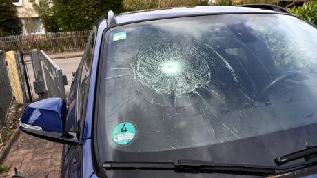 In Waldstetten hat ein Unbekannter die Scheibe eines Autos mit einem Stein eingeschlagen.                                                                                                                                                                                                                                                                                                                                        