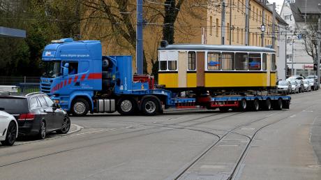 Auf der Straße statt auf den Schienen: Ein Fahrzeug der Firma Allgaier bringt einen historischen Straßenbahn-Beiwagen nach Ulm.