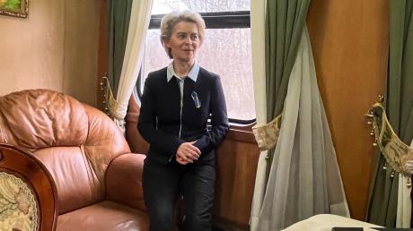 EU-Kommissionspräsidentin Ursula von der Leyen, aufgenommen während einer Zugfahrt auf dem Weg nach Kiew. 

