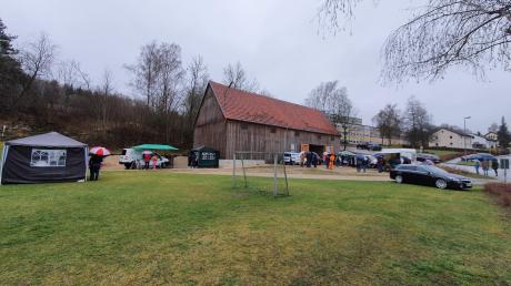 In Mönchsdeggingen eröffnete am Freitag der Dorfmarkt mit sieben
Beschickern bei Regenwetter auf dem Areal des Schafstadels.
