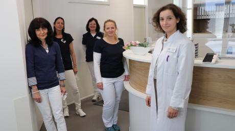Dieses Foto aus dem Jahr 2022 zeigt Dr. Gina Morariu, Fachärztin für innere Medizin, mit Arzthelferinnen in der Praxis an der Frauenstraße in Babenhausen.
