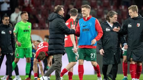 FCA-Trainer Markus Weinzierl (links) hat den Top-Stürmer Alfred Finnbogason nach Augsburg gelotst. Doch nun stehen die Zeichen beim Isländer auf Abschied.