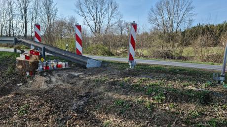 Nach einem tödlichen Unfall in der Nähe von Gundelsdorf (Pöttmes) haben Unbekannte den Baum an der Staatsstraße 2035 gefällt, gegen den ein 24-jähriger Autofahrer geprallt war.