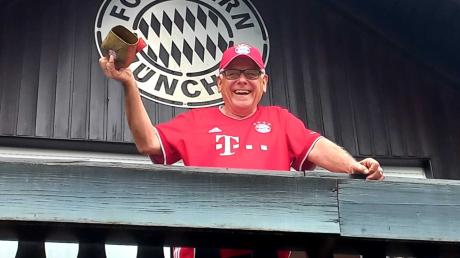 Zu seinem 75. Geburtstag ließen die Mitglieder des Gablinger Bayern-Fanclubs ihren Ehrenpräsidenten hochleben.
