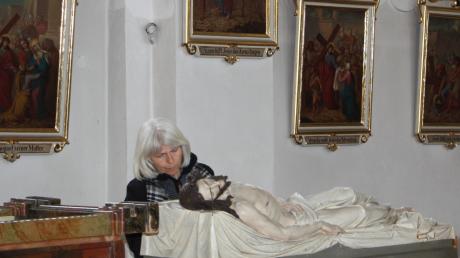 Mesnerin Anni Mayer befreit beim Heiligen Grab in der Gennacher Kirche die Figuren vom Staub.