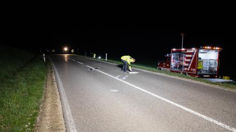 Eine 23-jährige Frau ist bei einem Unfall bei Allenberg (Gemeinde Schiltberg) ums Leben gekommen. Ein Gutachter untersuchte noch in der Nacht die Unfallstelle.