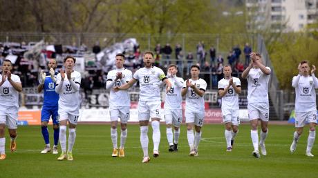Die Kicker des SSV Ulm 1846 Fußball können in der Endphase der Regionalliga-Saison auf ihre Fans bauen - und bedanken sich dafür.