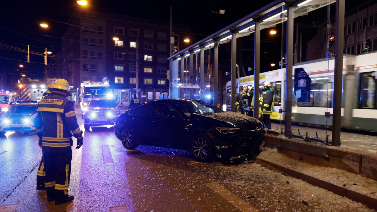#Augsburg: Mehrere Verletzte: Auto kracht in Straßenbahnhaltestelle Wertachbrücke