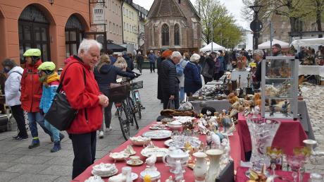 Der traditionelle Antikmarkt in der Innenstadt von Ulm lockte trotz der Kälte die Menschen an. 