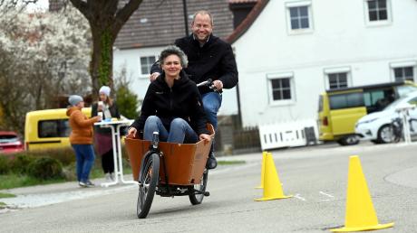 Beim Mobilitätstag in Altenmünster (im Bild Bürgermeister Florian Mair und Susanne Abt) ging es um Alternativen zum eigenen Auto.