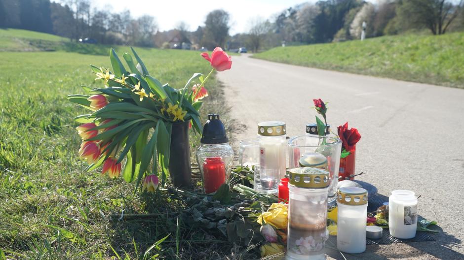 Dort, wo am Karsamstag bei Allenberg (Gemeinde Schiltberg) eine junge Fußgängerin nach einem Unfall gestorben ist, sind Blumen niedergelegt und Kerzen angezündet.