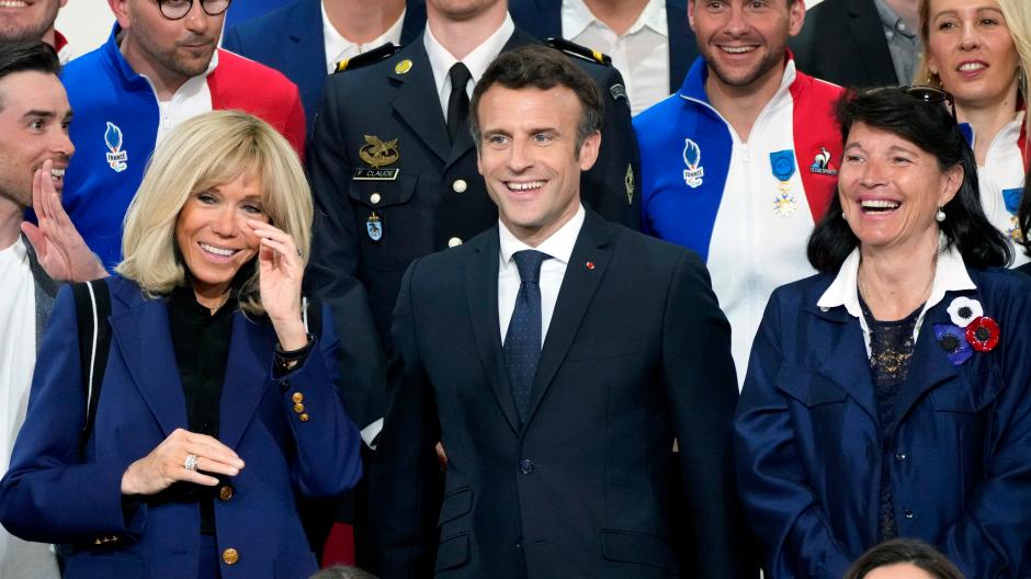 Brigitte Macron (L) neben ihrem Mann Emmanuel Macron, dem Präsidenten von Frankreich
