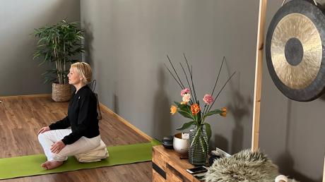 Ingrid Wohlhüter ist bei ihren Yoga-Stunden im benachbarten Bewegungsraum das eigene Wahrnehmen und Erleben wichtig, um einen gesundheitsfördernden Dialog mit dem eigenen Körper aufzubauen.
