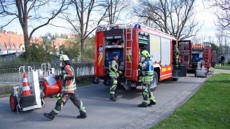 Im Keller des Landsberger Inselbads hat es am Dienstag gebrannt. Die Feuerwehr war mit einem Großaufgebot vor Ort.